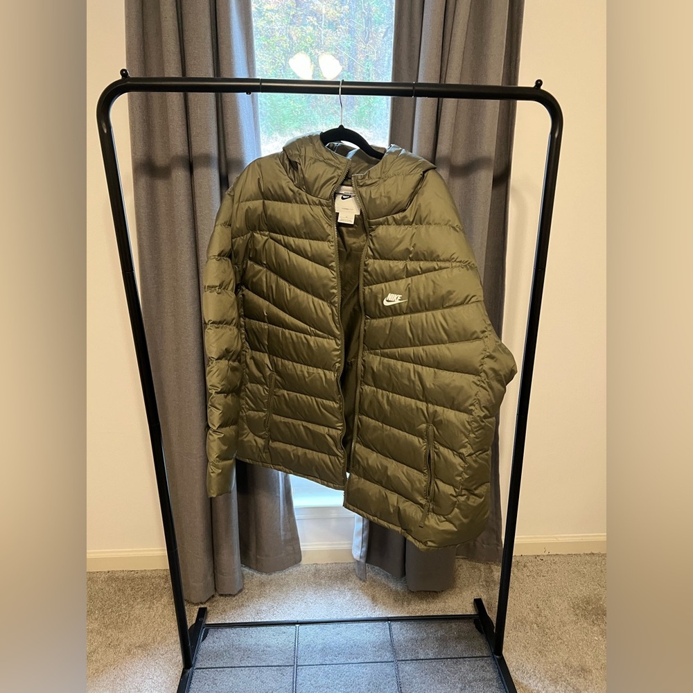 Nike Sportswear Therma-FIT Repel Windrunner in Olive